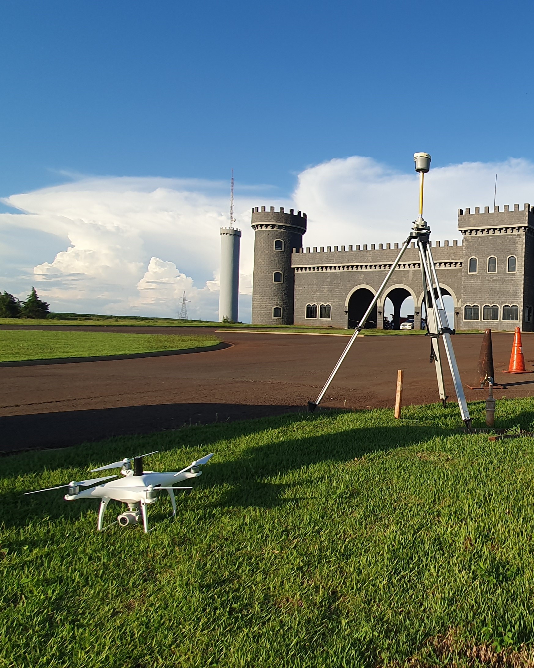 Drone e estação total em levantamento topográfico
